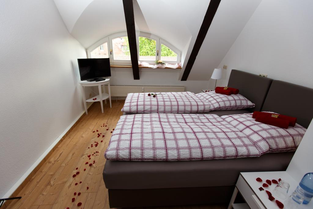 Pension Altes Burghotel Neustadt-Glewe Exterior foto